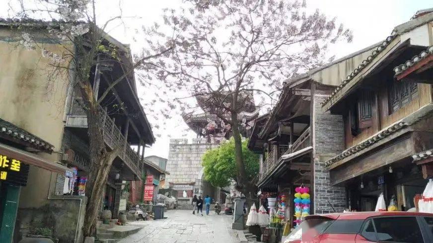 历史上使用过方天画戟的2人，一个青史留名，另一个却遗臭万年